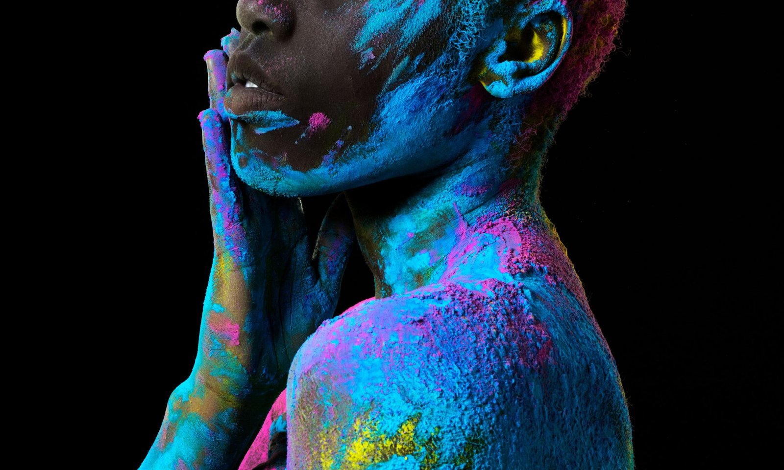 Retrato con pigmentos de colores sobre la piel