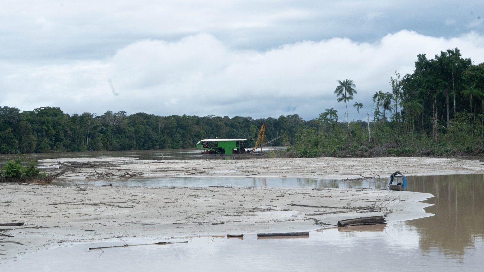 Draga minera sobre un río amazónico rodeado de selva