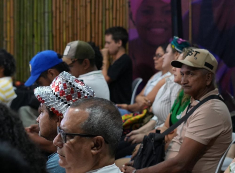 Participantes escuchando durante un panel de la COP16